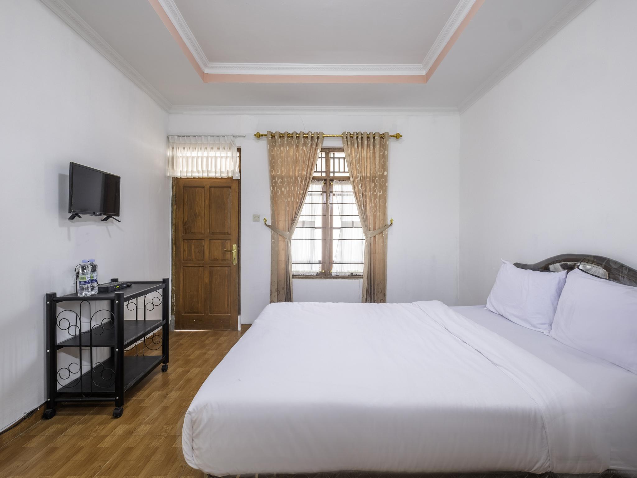 Capital O 1541 Puri Cikole Asri Hotel Lembang Ngoại thất bức ảnh