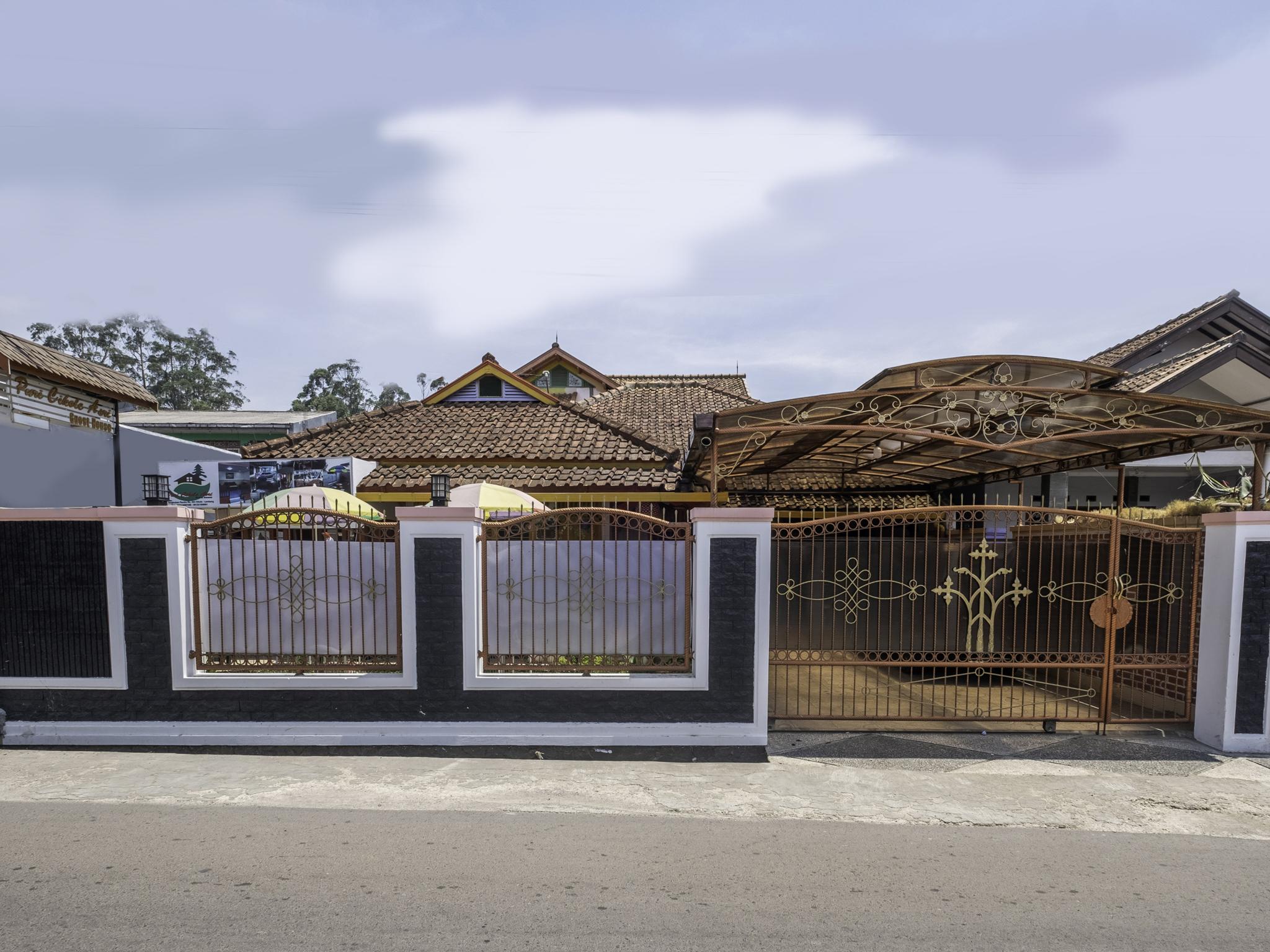 Capital O 1541 Puri Cikole Asri Hotel Lembang Ngoại thất bức ảnh