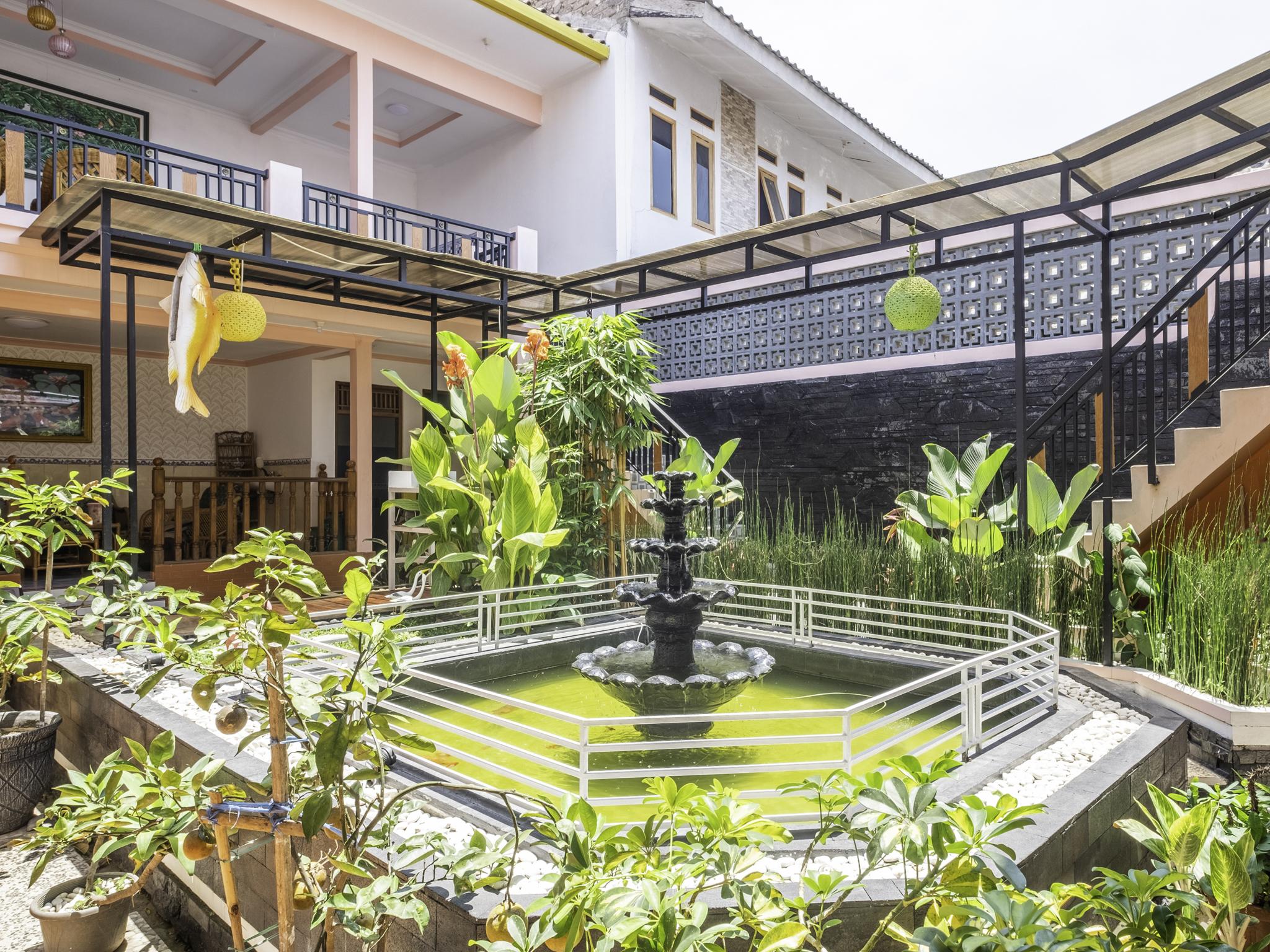 Capital O 1541 Puri Cikole Asri Hotel Lembang Ngoại thất bức ảnh