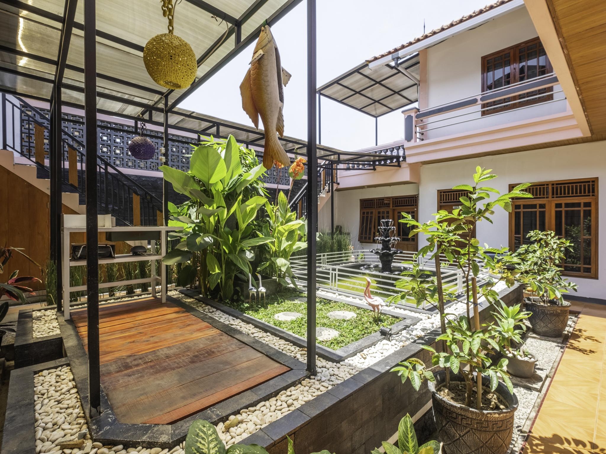 Capital O 1541 Puri Cikole Asri Hotel Lembang Ngoại thất bức ảnh