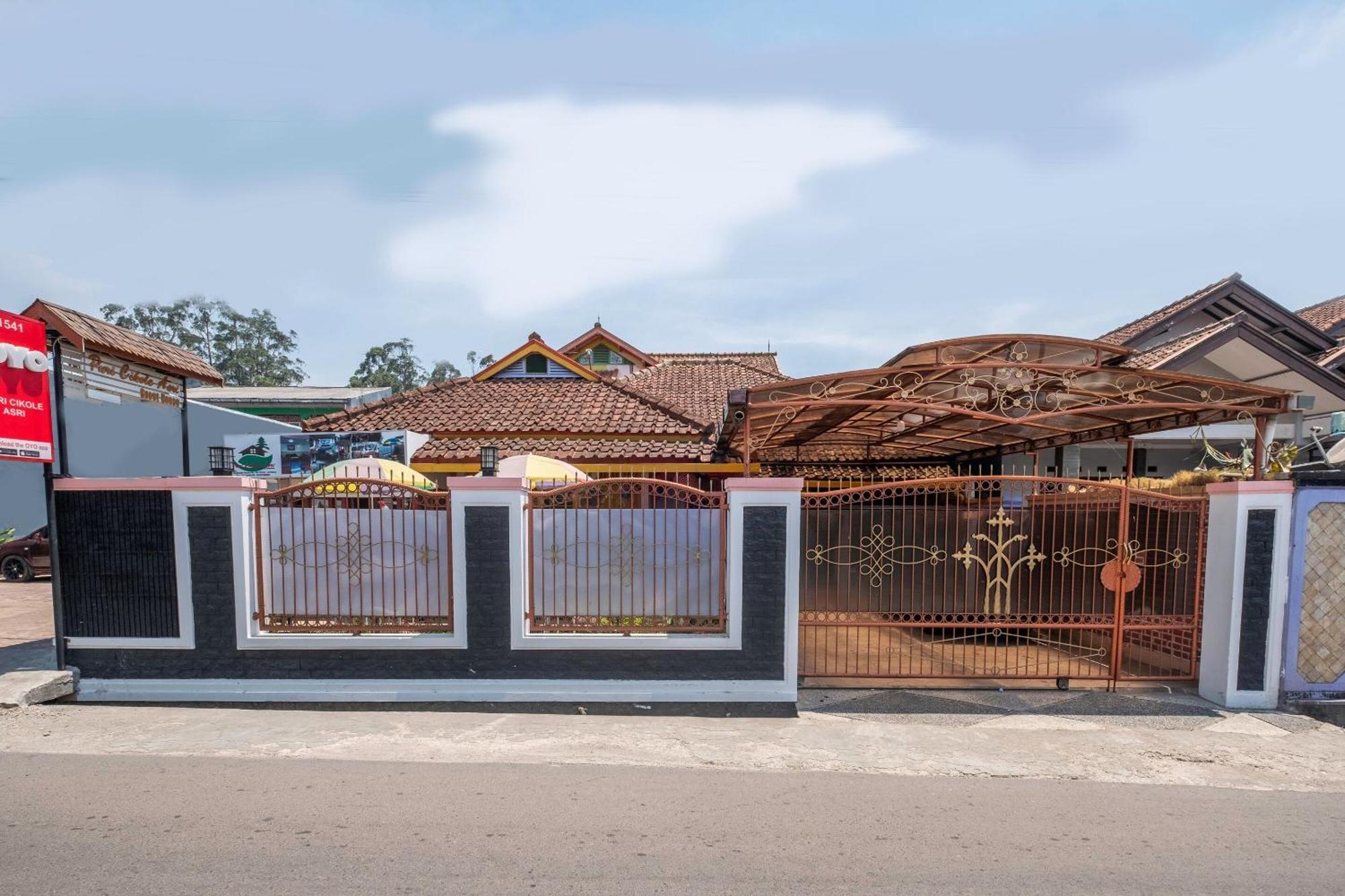 Capital O 1541 Puri Cikole Asri Hotel Lembang Ngoại thất bức ảnh