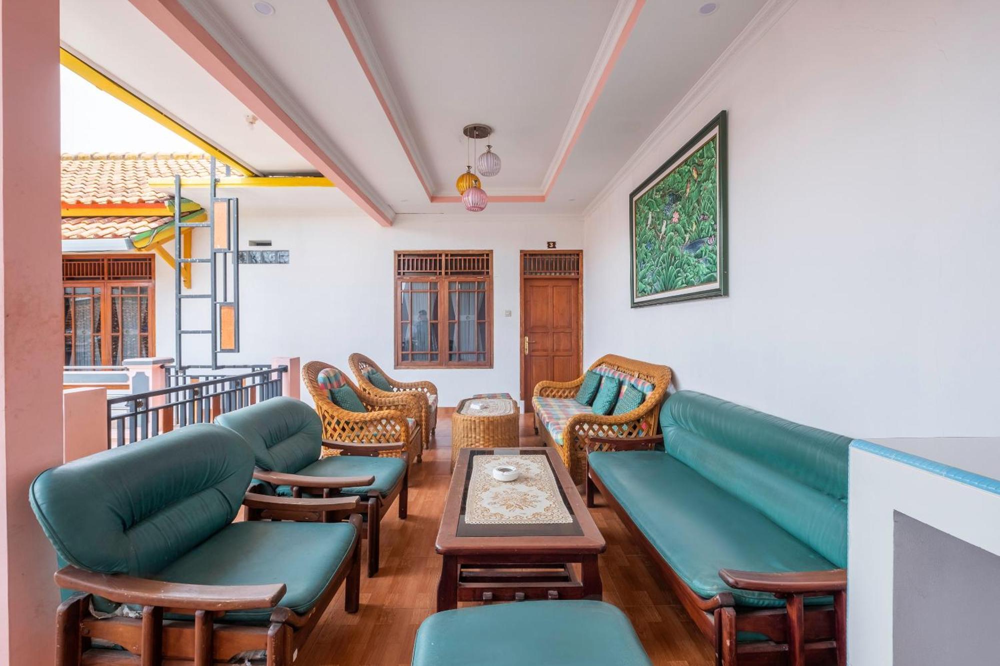 Capital O 1541 Puri Cikole Asri Hotel Lembang Ngoại thất bức ảnh