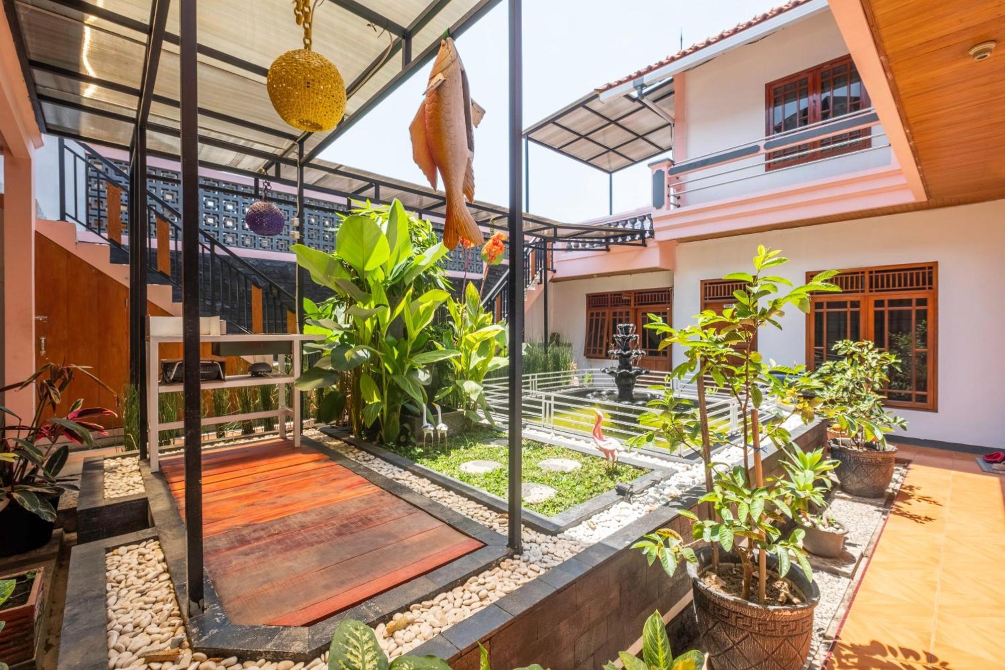 Capital O 1541 Puri Cikole Asri Hotel Lembang Ngoại thất bức ảnh