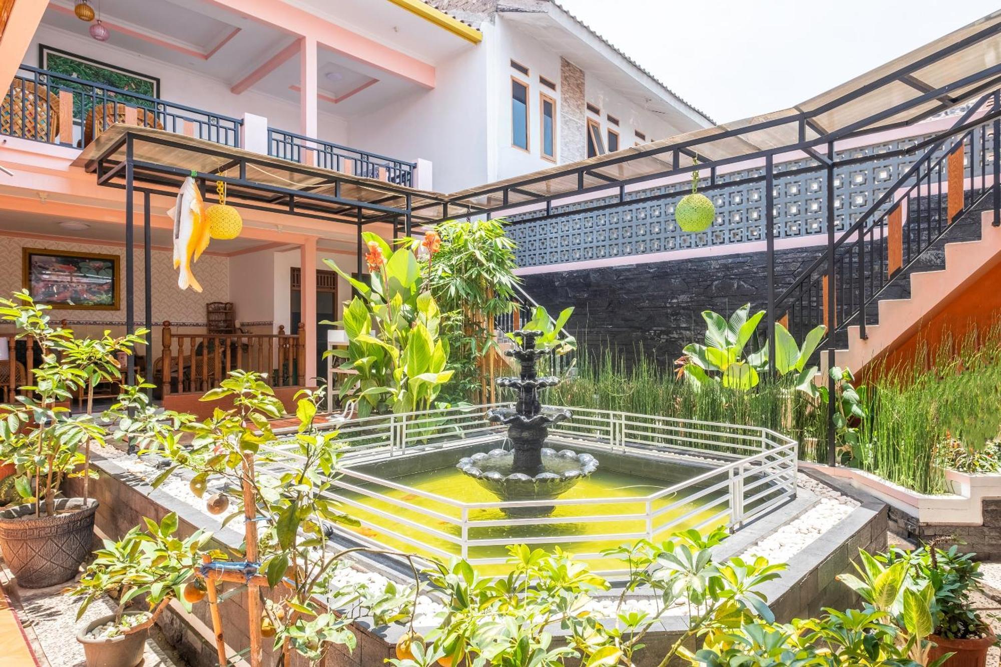 Capital O 1541 Puri Cikole Asri Hotel Lembang Ngoại thất bức ảnh